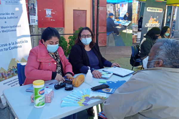 Consultorio Jurídico de Mejillones participó en el Gobierno en Terreno en la Plaza de Armas de la localidad