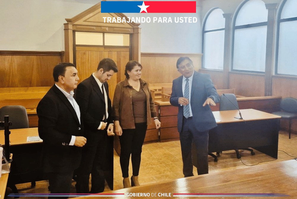 Jefe de Estudios de ODL de Tarapacá visita con postulantes Tribunal del Trabajo de Iquique